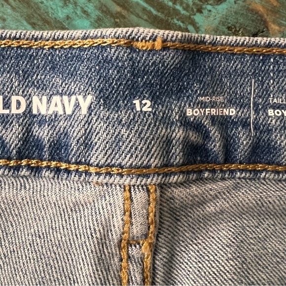 Old Navy Mid-Rise Cut-Off Boyfriend Straight Jeans Size 12 - Picture 5 of 12